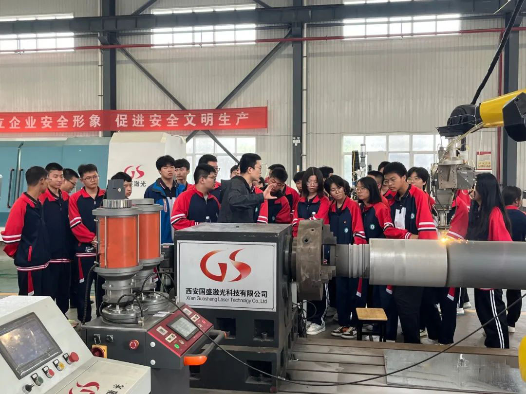 企校聯(lián)合、科技點(diǎn)燃?jí)粝搿寄鲜腥t中學(xué)走進(jìn)西安國(guó)盛激光